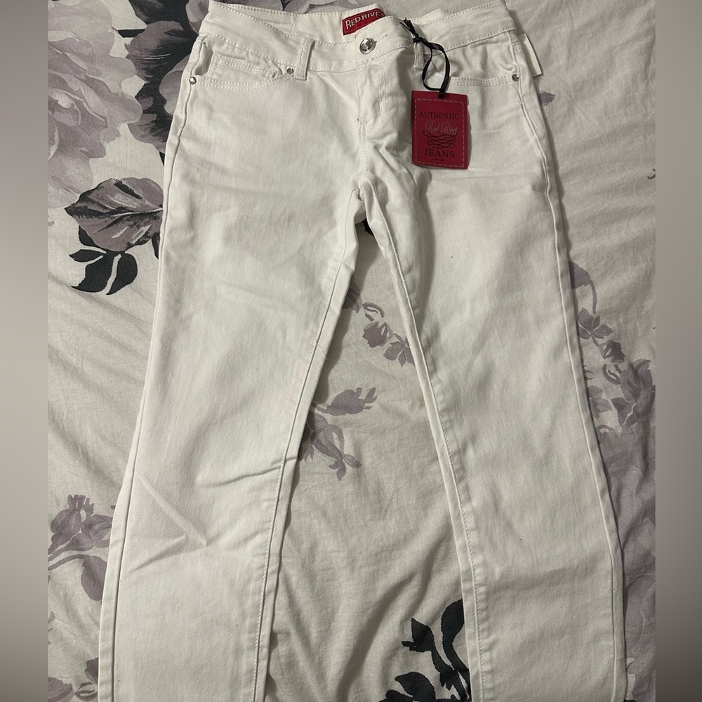 Red Rivet white ladies jeans size 13. Has designs on the back pockets. NWT.